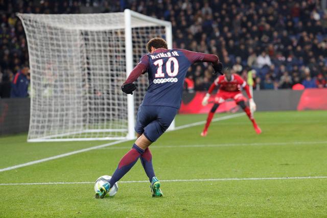  巴黎圣日耳曼豪取五连胜，强势登顶法甲  