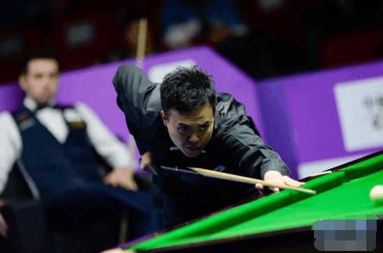  鲍里妮化解赛点逆转晋级次轮