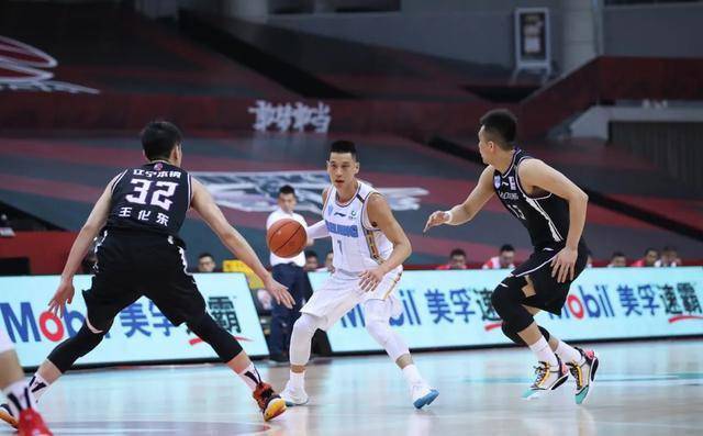  郭艾伦突破上篮绝杀北京首钢震惊全场