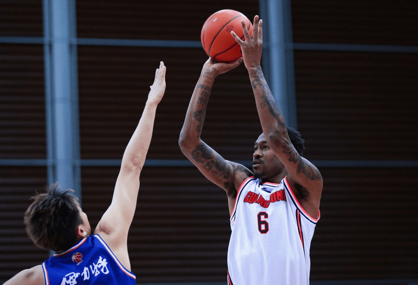  外援双塔统治内线，客队篮板优势显威力