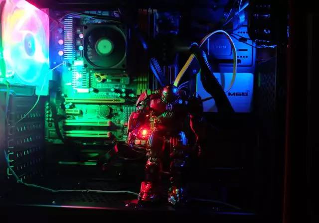  电竞联名款发布，时尚与竞技碰撞擦出火花