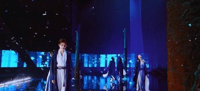  电竞解说激情澎湃点燃观赛热情