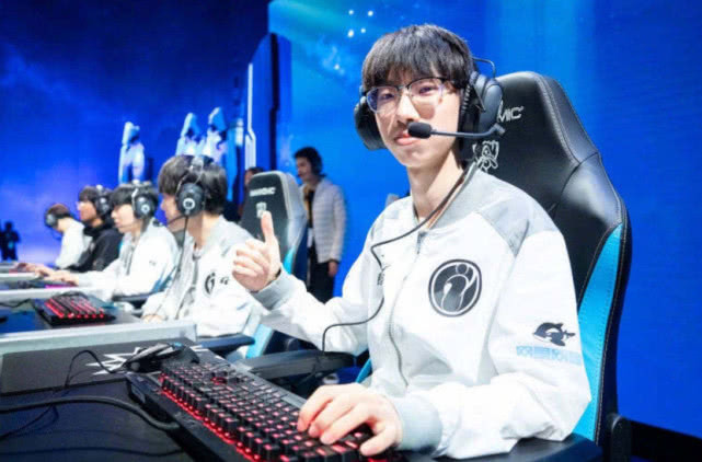  电竞明星选手超神发挥引爆全场欢呼  